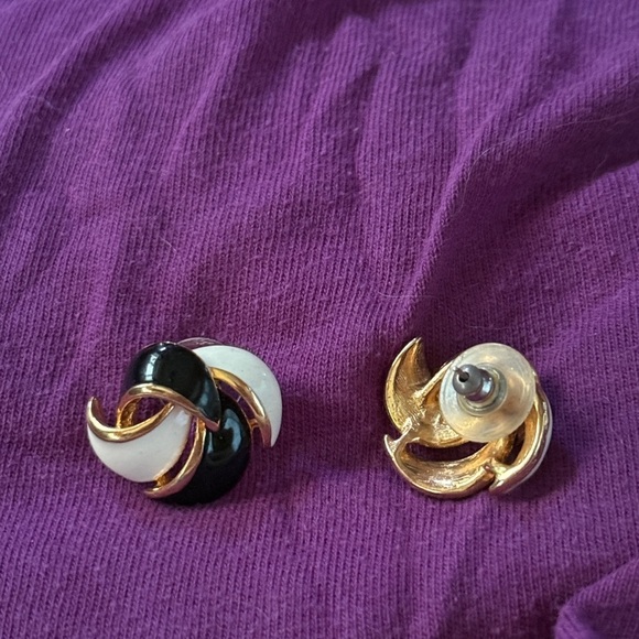 Elegant Black and White Gold-Tone Earrings - Picture 5 of 5